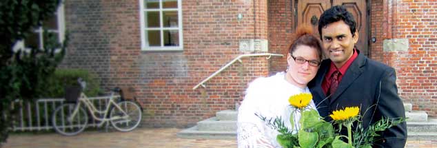 Nach der Trauung: Die evangelische Vikarin Carmen Häcker mit ihrem muslimischen Ehemann. (Foto: Häcker)