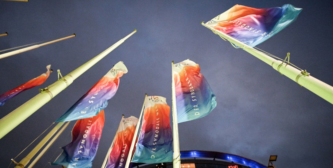 Der Wind dreht sich - auch in der Kirche: Fahnen des Synodalen Wegs vor der Frankfurter Messe (Foto: KNA/Julia Steinbrecht)