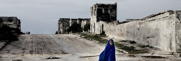 Ödnis und Leere in Mogadischu: Wie lässt sich in Somalia die Zivilgesellschaft wieder aubauen? Zwei Richter bemühen sich darum, doch sie müssen mit Leibwächtern leben und um ihr Leben fürchten (Foto: corbis/Franco Pagetti)