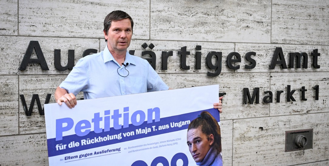 »Ich sehe mein Kind leiden«, sagt Wolfram Jarosch, der Vater von Maja T. nach seinem 300-Kilometer-Marsch von Jena nach Berlin vor dem Auswärtigen Amt.