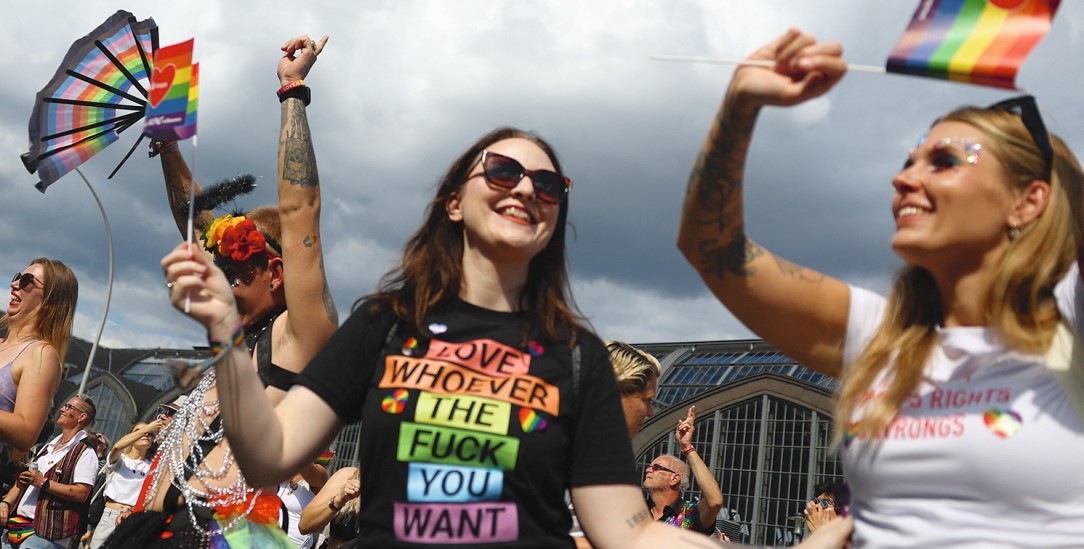 Sie lassen sich nicht unterkriegen: Zwei Frauen tanzen auf dem CSD in Hamburg. (Foto: PA/REUTERS/Lisi Niesner)