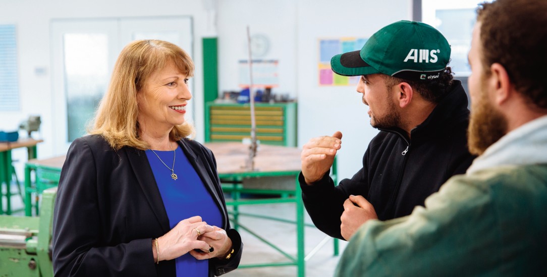 Im Gespräch bleiben: Das will Sachsens Integrationsministerin Petra Köpping mit Einheimischen und Geflüchteten, wie hier im sächsischen Heidenau (Foto: PA/DPA/Oliver Killig)