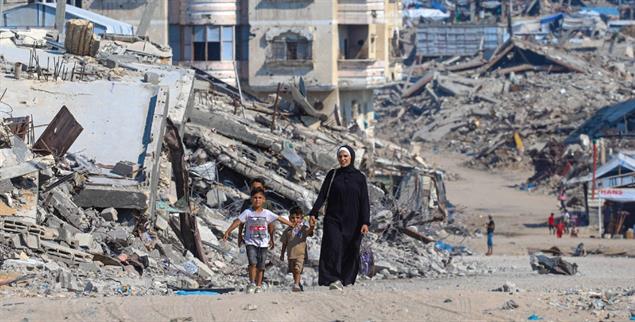 Überleben in Trümmern: Die Versorgungslage in Gaza bleibt katastrophal (Foto: imago images / Middle East Images / Ramez Habboub).