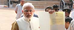 Der neue Premier Indiens, Narendra Modi (Foto), hält einen Brief des indischen Präsidenten hoch, der ihn darin auffordert, nun offiziell die neue Regierung zu bilden. Die BJP, die Partei Modis, hat so viele Sitze im indischen Unterhaus gewonne, dass sie ohne Unterstüzung anderer Parteien regieren könnte. (Foto: pa/Money Sharma)
