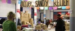 Occupy-Anlaufstelle für Hurrikan-Opfer: Ein Kirchenkeller in Brooklyn, wo es fast alles gibt, was Menschen in Not brauchen. Auch ein offenes Ohr. (Foto: pa/Globe-Zuma/Moskowitz)

