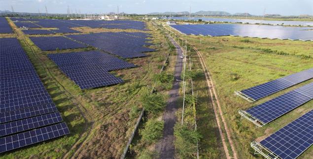 Sonne satt: das Pavagada-Solarkraftwerk im südindischen Bundesstaat Karnataka. (Foto: pa/AP Photo/Rafiq Maqbool)