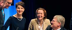 Frauke Petry, Beatrix von Storch, Joerg Meuthen: zufrieden mit dem Parteitag in Stuttgart, der am Sonntag zu Ende ging. (Foto: pa/Simon)