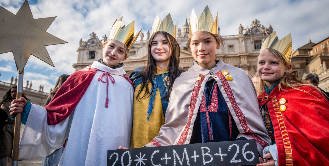 Königinnen vor dem Petersdom: Bei der Sternsingeraktion stehen Kinderrechte im Zentrum. (Foto: KNA-Bild / Vatican Media / Romano)