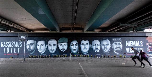  Unvergessen: Graffito der Getöteten von Hanau unter einer Brücke in Frankfurt/M (Foto: pa/ap/Probst)
