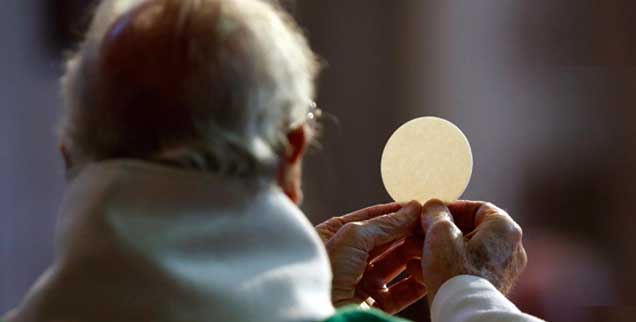 Eine katholische Eucharistiefeier: Protestanten sind bisher nur in Ausnahmefällen eingeladen, viele Katholiken und Protestanten wünschen sich dagegen ein gemeinsames Abendmahl (Foto: Godong / Alamy Stock Photo)