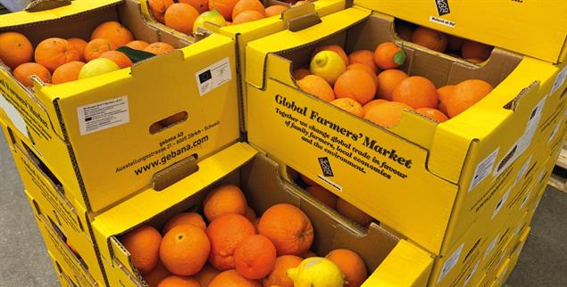 Ohne Zwischenhandel: Die Kiste mit Orangen wird direkt von den Produzenten an die Verbraucher geschickt. (Foto: Gebana AG)