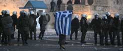 Polizeieinsatz gegen Demonstranten vor dem griechischen Parlament in Athen: Im Februar 2012 steht das Land vor dem Abgrund. Tausende treibt Wut auf Europas Krisenmanagement auf die Straße; viele - gerade junge, akademisch gebildete - Menschen verlassen aus purer Not das Land. (Foto: pa/Pantzartzi)
