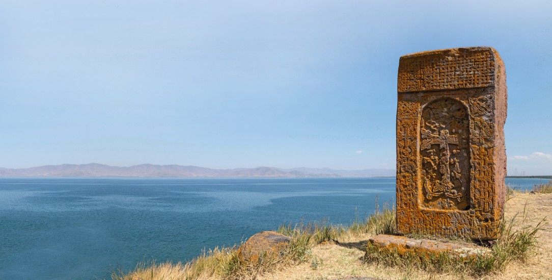 Uralte Kreuzsteine wie hier am Sevan-See sieht man in Armenien allerorts (Foto: gotravel/Alamy Stock Photo)