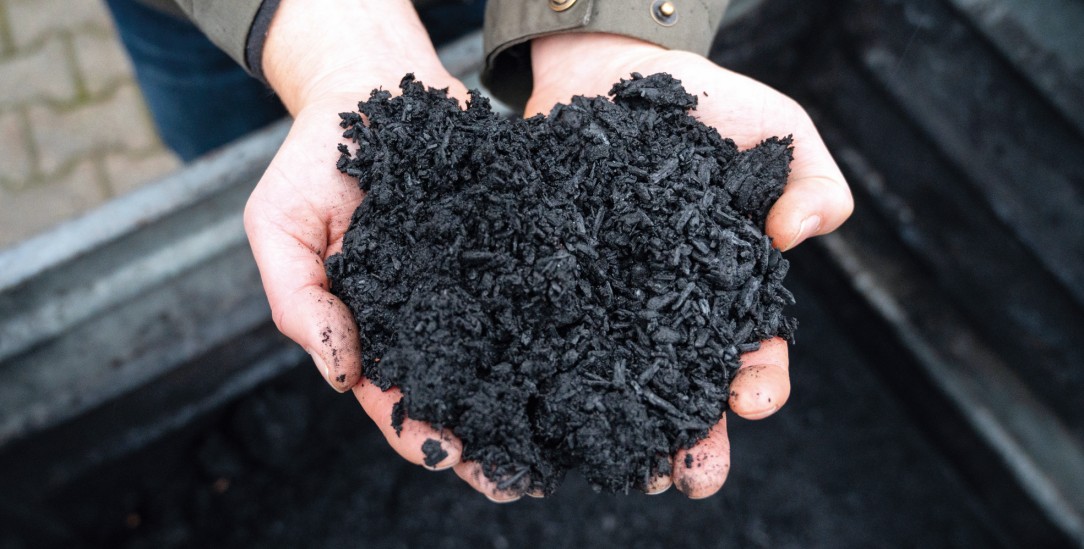  Speichert Kohlenstoff und düngt: Schwarze Erde, Terra Preta genannt, wird aus Holzkohle und Kompost hergestellt (Foto: PA/DPA/Christophe Gateau)
