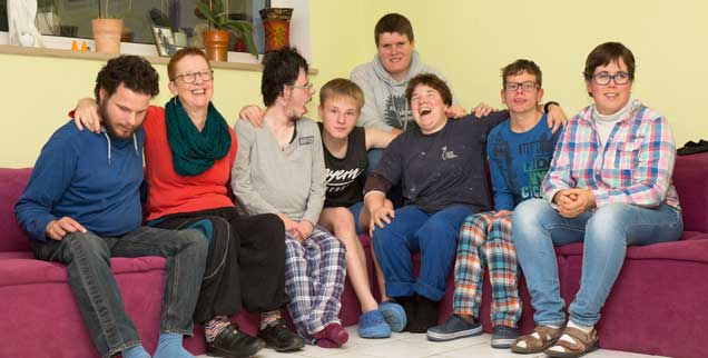Ein Haus voller Leben: Johanna Westerbeek (zweite von links) mit ihrer Familie und Betreuerin Nicole passen kaum auf die Couch. (Foto: Desmarowitz)