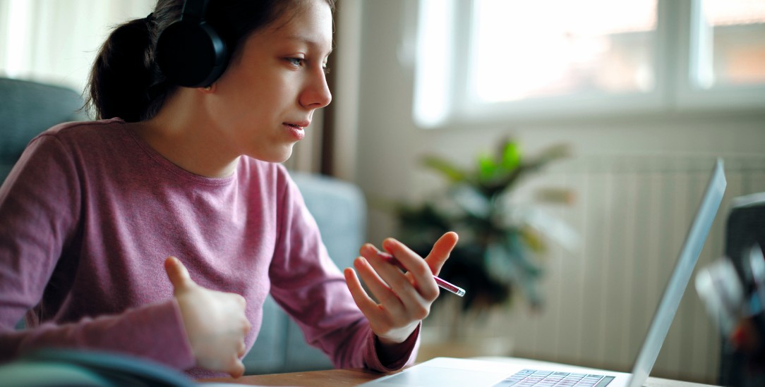 Schülerin im Home-Office: Ob sie den ganzen Schultag über Frontalunterricht per Videokonferenz hat – oder ob sie wirklich digital und problemlöseorientiert lernt, hängt vom Know-how ihrer Lehrer ab. (Foto: istockphoto/damircudic)