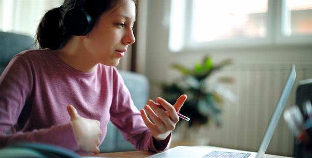 Schülerin im Home-Office: Ob sie den ganzen Schultag über Frontalunterricht per Videokonferenz hat – oder ob sie wirklich digital und problemlöseorientiert lernt, hängt vom Know-how ihrer Lehrer ab. (Foto: istockphoto/damircudic)