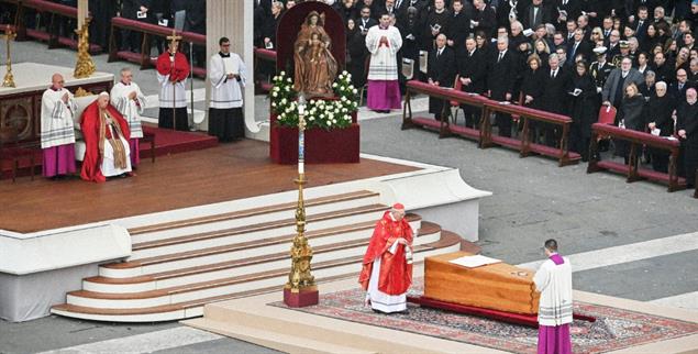 Zum Paradiese mögen Engel dich geleiten: Abschied von Papst Benedikt XVI. auf dem Petersplatz (Foto: KNA)