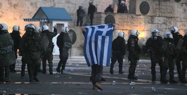 Polizeieinsatz gegen Demonstranten vor dem griechischen Parlament in Athen: Im Februar 2012 steht das Land vor dem Abgrund. Tausende treibt Wut auf Europas Krisenmanagement auf die Straße; viele - gerade junge, akademisch gebildete - Menschen verlassen aus purer Not das Land. (Foto: pa/Pantzartzi)
