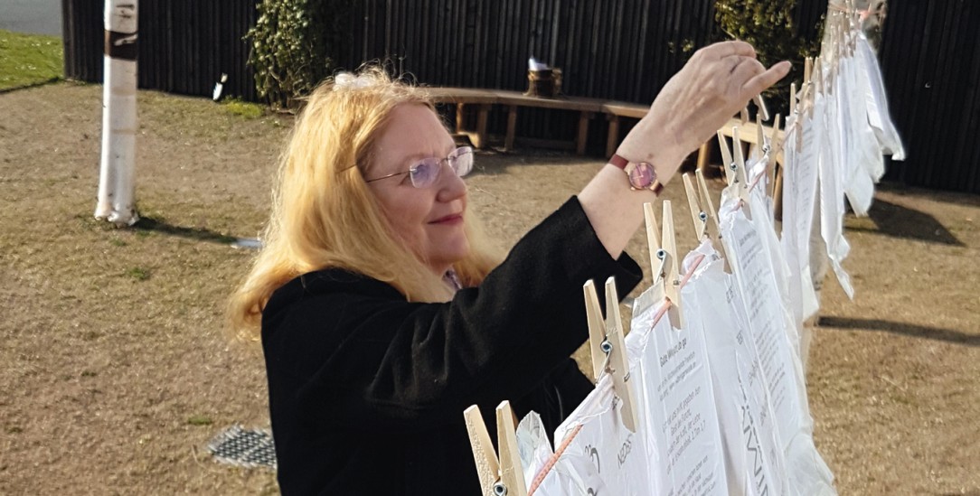 Gebete und Bibelworte zum Mitnehmen: Pfarrerin Kirsten Emmerich hängt sie für Spaziergänger vor dem Gemeindehaus auf (Foto: Evangelische Gemeinde Riedberg)