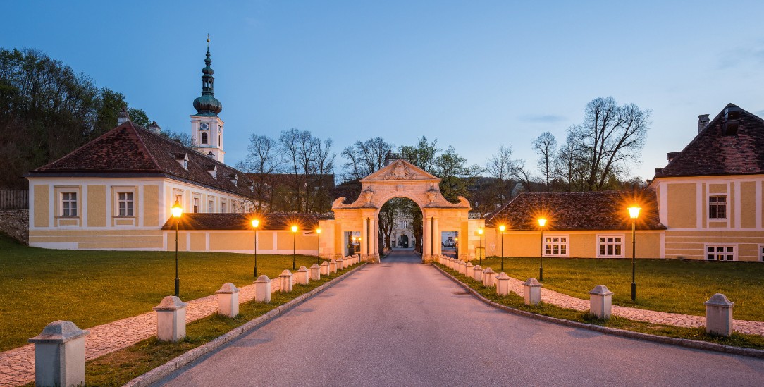 Beschaulich: Zufahrt zum Stift Heiligenkreuz, 25 Kilometer südwestlich von Wien. (Foto: pa / Gerhard Wild) Beschaulich: Zufahrt zum Stift Heiligenkreuz, 25 Kilometer südwestlich von Wien. (Foto: pa / Gerhard Wild)