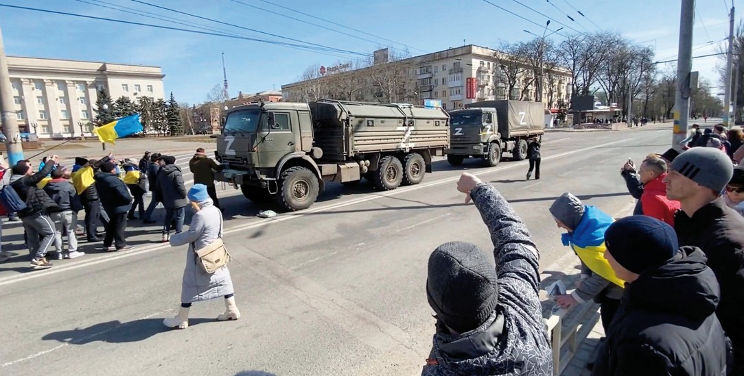 Ihr seid nicht willkommen: Einwohner von Cherson bringen russische Militärfahrzeuge zum Umkehren (Foto: per social media)