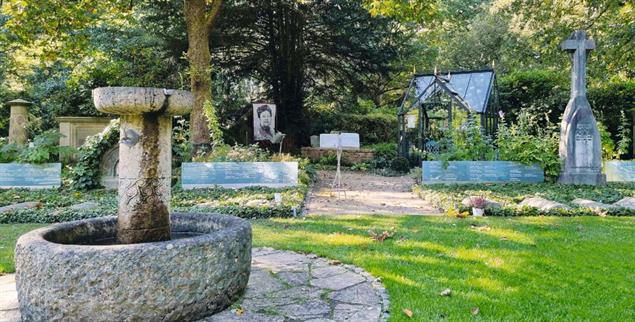 Im Garten der Frauen: Fotos und Tafeln erinnern an die Begrabenen; einige Grabsteine wurden sogar eigens hierhin versetzt. (Foto: Constanze Bandowski) Im Garten der Frauen: Fotos und Tafeln erinnern an die Begrabenen; einige Grabsteine wurden sogar eigens hierhin versetzt. (Foto: Constanze Bandowski)