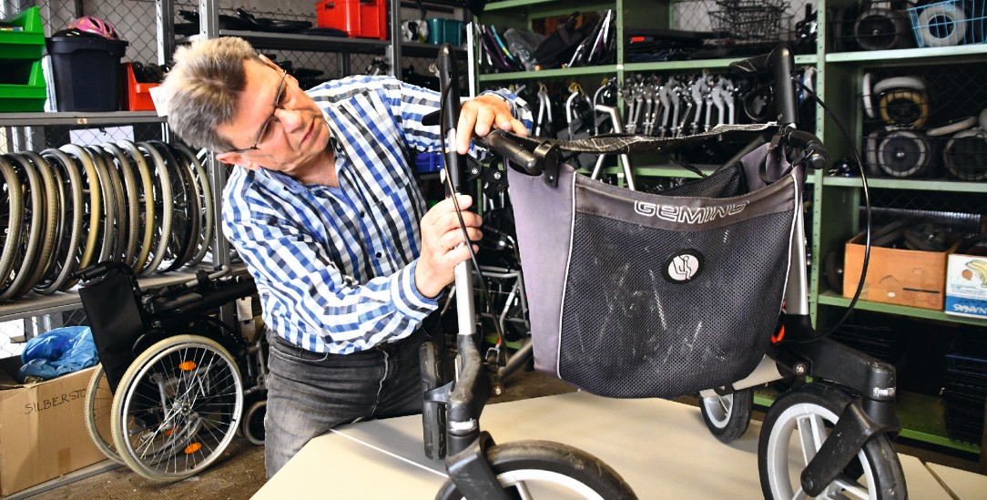 Sind die Bremsen intakt? Uwe Thieroff untersucht einen gespendeten Rollator (Foto: Kristina Neddermeier)
