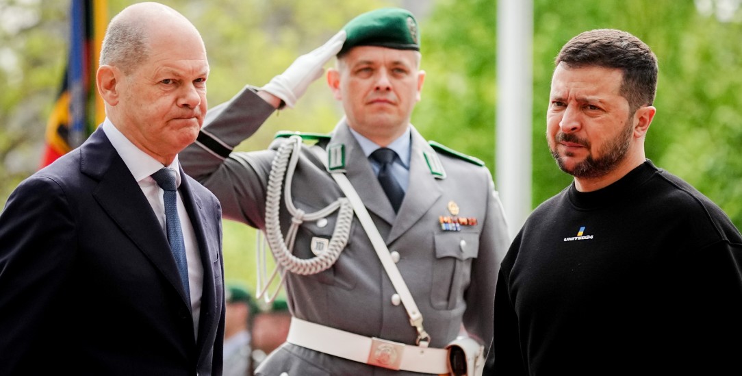 Freundschaft mit Grenzen: Bundeskanzler Olaf Scholz und der ukrainische Präsident Wolodymyr Selenskyj. (Foto: PA/DPA/Kay Nietfeld)