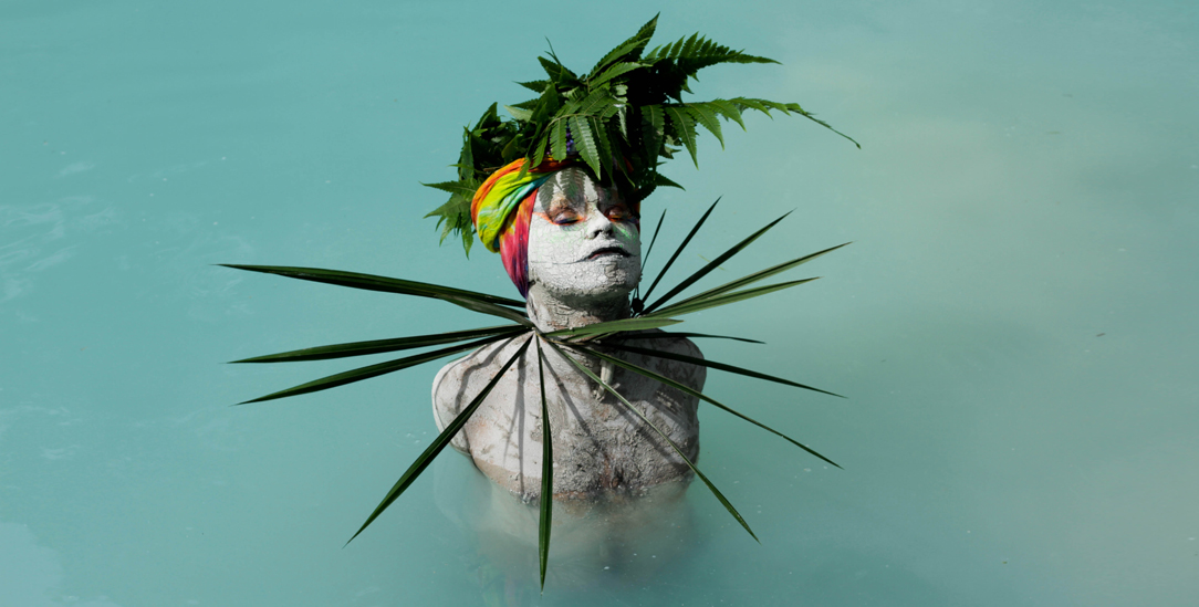 Schlamm als Grundsubstanz des Lebens: »Série Elementar – Lama« der indigenen brasilianischen Künstlerin Uýra Sodoma. (Foto: Keila Sankofa / Instagram: © uyrasodoma)