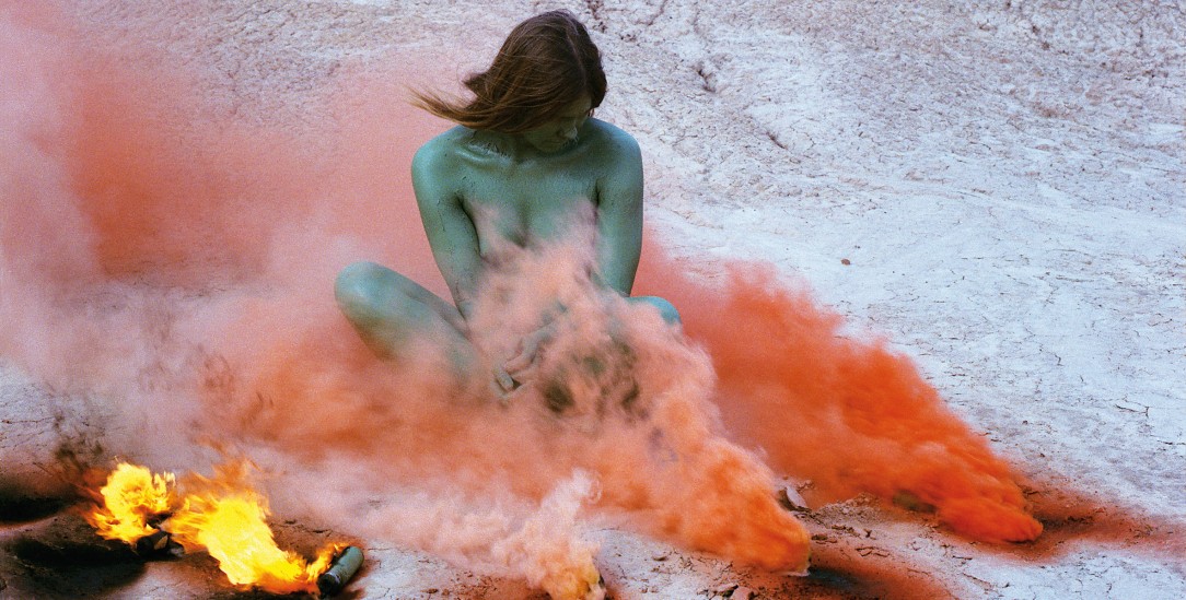 Flüchtiges Kunstwerk: Judy Chicagos Performance »Smoke Bodies« in der Wüste Kaliforniens im Jahr 1972 (© Judith Chicago/Artists Rights Society (ARS), New York, Photo Courtesy of Through the Flower Archives, Courtesy of the Artist, Salon 94, New York, and Jessica Silvermann Gallery, San Francisco; ©VG Bild-Kunst, Bonn 2022)