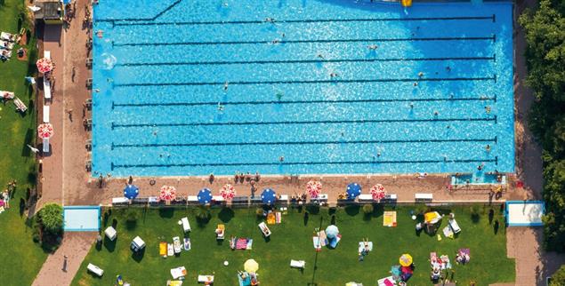 Zu freizügig fürs Freibad? Was würde sich ändern, wenn Frauen ohne Bikini-Oberteil schwimmen dürften? (Foto: PA/ZB/euroluftbild.de)