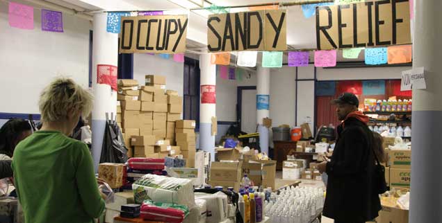 Occupy-Anlaufstelle für Hurrikan-Opfer: Ein Kirchenkeller in Brooklyn, wo es fast alles gibt, was Menschen in Not brauchen. Auch ein offenes Ohr. (Foto: pa/Globe-Zuma/Moskowitz)
