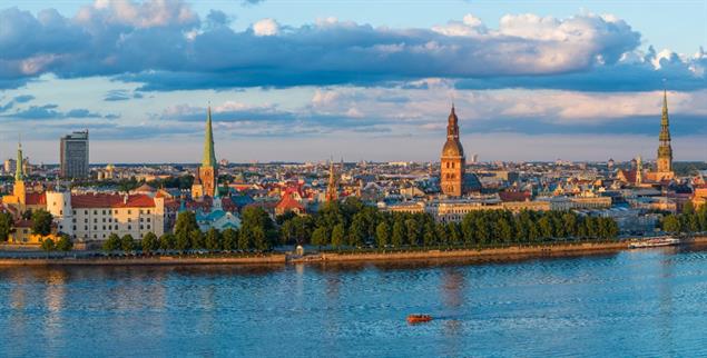 Christliche Vielfalt in Riga: Die Kirchen stehen einträchtig nebeneinander, doch nahe ist man sich nicht. (Foto: istock by Getty / imantsu)