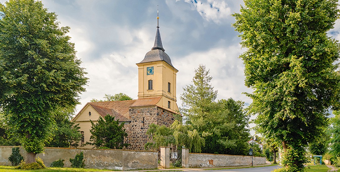 Kirche bei Potsdam: In Brandenburg sind rund 80 Prozent der Menschen konfessionslos (Foto: istock by Getty / ebenart)