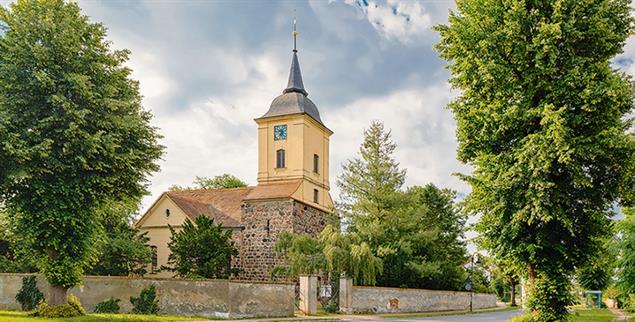 Kirche bei Potsdam: In Brandenburg sind rund 80 Prozent der Menschen konfessionslos (Foto: istock by Getty / ebenart)