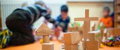 Die Kirche kündigt der Leiterin eines Kindergartens, weil sie ihren Ehemann verlassen hat und mit einem neuen Partner zusammenlebt, doch erstmals reagiert eine Kommune auf das Vorgehen des katholischen Klerus  (Foto: pa/dpa/Büttner)