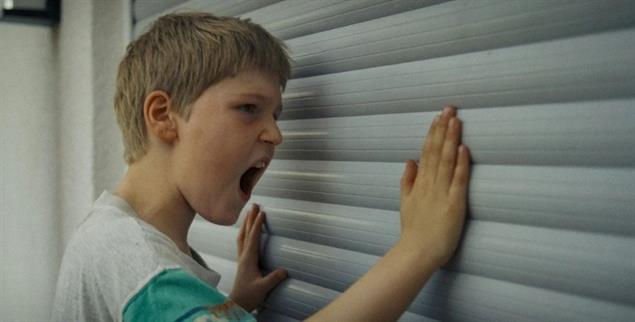 Die Familie gibt keinen Halt: Der neunjährige Tobi schreit sich seinen Frust aus dem Leib.