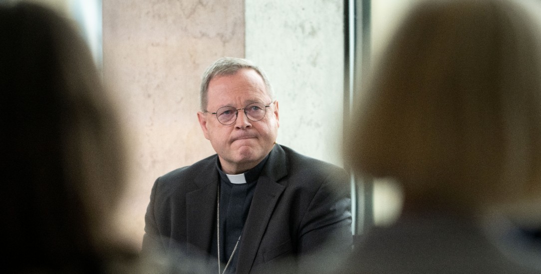 Georg Bätzing, Vorsitzender der Deutschen Bischofskonferenz, bei einer Podiumsdiskussion im Rahmen des Katholikentags. (Foto: picture alliance/Marijan Murat)