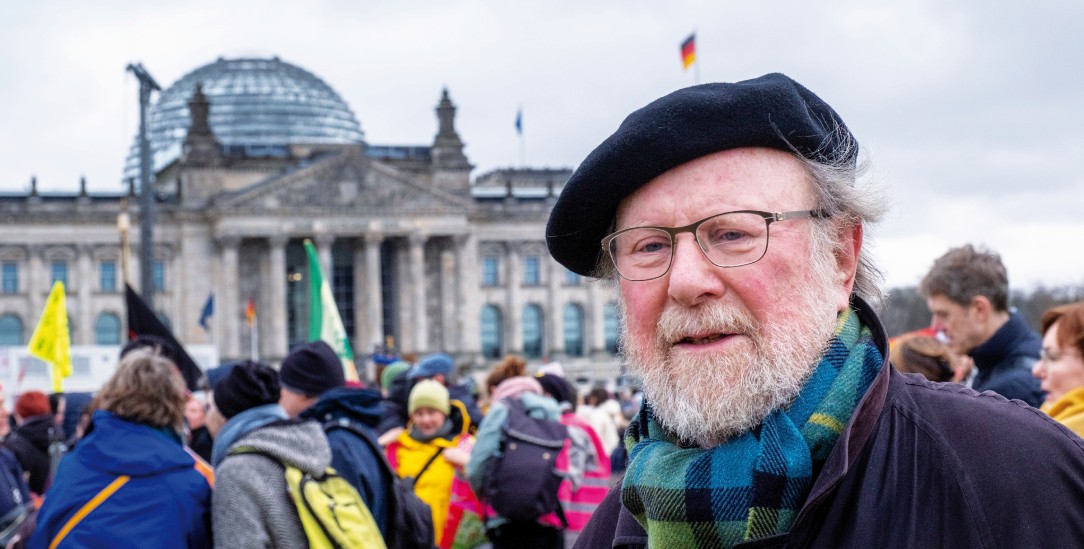 »Die AfD ist für Christen nicht wählbar«: Wolfgang Thierse auf einer Demonstration vor dem Reichstag (Foto: epd / Rolf Zöllner)