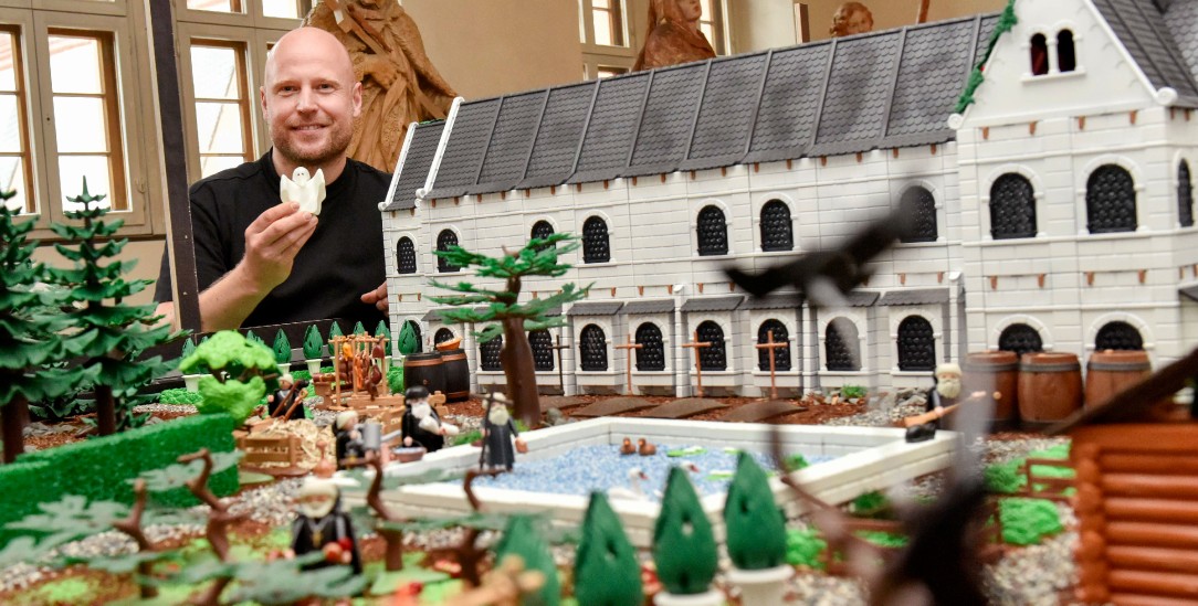 Der Hamburger Kuenstler und Playmobil-Sammler Oliver Schaffer baut im Kloster Eberbach im Rheingau historische Szenen wie den Bauernkrieg aus Playmobilfiguren nach. (Foto: epd/Andrea Enderlein)