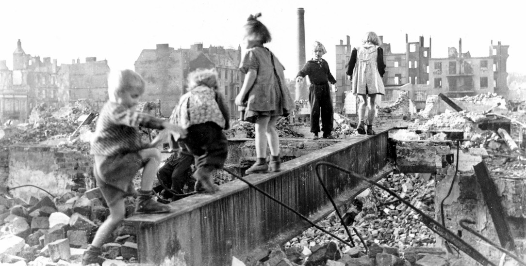 Kinder spielen in Trümmern – um 1946 (Foto: pa) Kinder spielen in Trümmern – um 1946 (Foto: pa)
