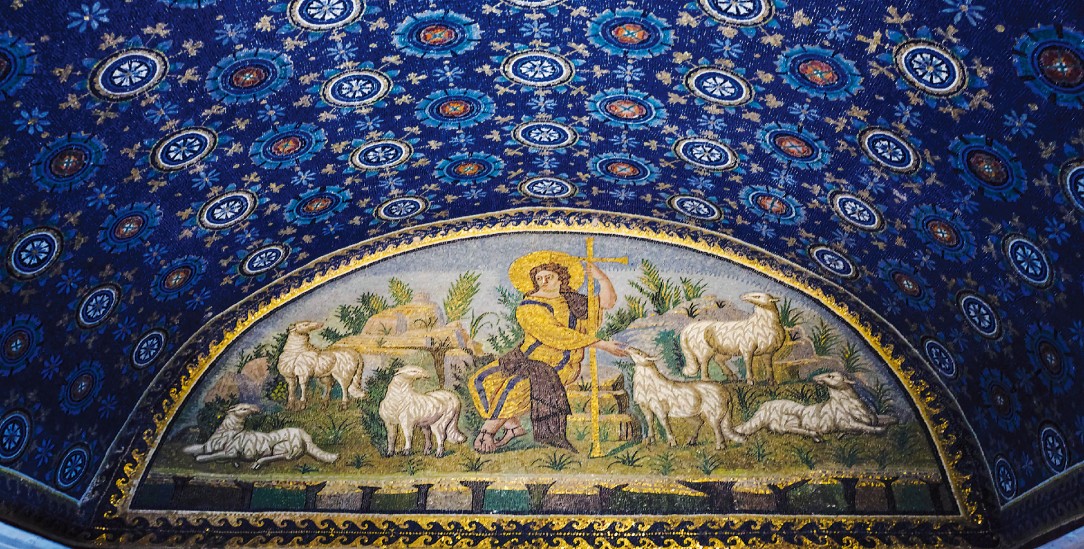 Der auferstandene Gottmensch als guter Hirte. Mosaik aus dem fünften Jahrhundert in Ravenna (Foto: Valery Voennyy/Alamy Stock Photo)