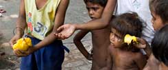 Kinder in einem Slum in Kalkutta: Was hat Reichtum mit Armut zu tun? Entwicklungsländern entgingen mehr als100 Milliarden US-Dollar jährlich, weil Konzerne ihre Gewinne und reiche Einzelpersonen ihre Vermögen in Steueroasen verschöben, um Steuern zu sparen, sagt die Entwicklungsorganisation Oxfam  (Foto: pa)