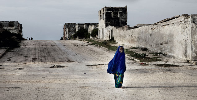 Ödnis und Leere in Mogadischu: Wie lässt sich in Somalia die Zivilgesellschaft wieder aubauen? Zwei Richter bemühen sich darum, doch sie müssen mit Leibwächtern leben und um ihr Leben fürchten (Foto: corbis/Franco Pagetti)