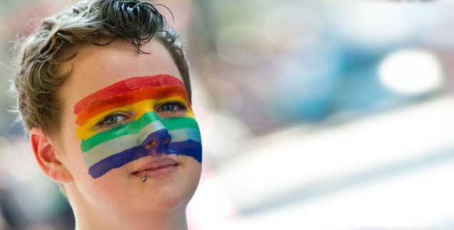 Eine Teilnehmerin des Christopher Street Day (CSD), letzten Sommer in Stuttgart: Da schien die Welt in Baden-Württemberg noch in Ordnung. Der Streit zwischen den Kirchen und der Landesregierung über die Akzeptanz sexueller Vielfalt auf dem Lehrplan der Schulen war noch nicht ausgebrochen. (Foto: pa/Bockwoldt)
