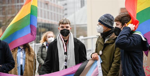 Auch Kirche: Mara Klein (m.) bei einer Demonstration mit Regenbogenfahnen beim Synodalen Weg in Frankfurt am 3. Februar 2022 in Frankfurt. (Foto: kna/Steinbrecht)