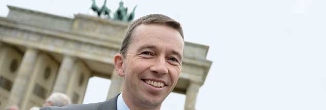 Bernd Lucke, Gründer und Sprecher der Partei »Alternative für Deutschland« (AfD) bei einer Wahlkampfveranstaltung vor dem Brandenburger Tor in dieser Woche. Die AfD bringt das Land irgendwie in Schieflage: Nach neuesten Umfragen knackt sie die Fünf-Prozent-Hürde. (Foto: pa/Jutrczenka)
