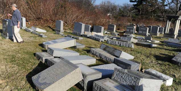 Pennsylvania, Februar 2017: Umgestoßene und zerstörte Grabsteine künden von einer nächtlichen vadalistischen Attacke. Jüdische Friedhöfe werden seit Wochen in großer Zahl geschändet. Die USA erleben eine beispiellose Welle von Judenhass. (Foto: pa/Anderson)
Pennsylvania, Februar 2017: Umgestoßene und zerstörte Grabsteine künden von einer nächtlichen vadalistischen Attacke. Jüdische Friedhöfe werden seit Wochen in großer Zahl geschändet. Die USA erleben eine beispiellose Welle von Judenhass. (Foto: pa/Anderson)