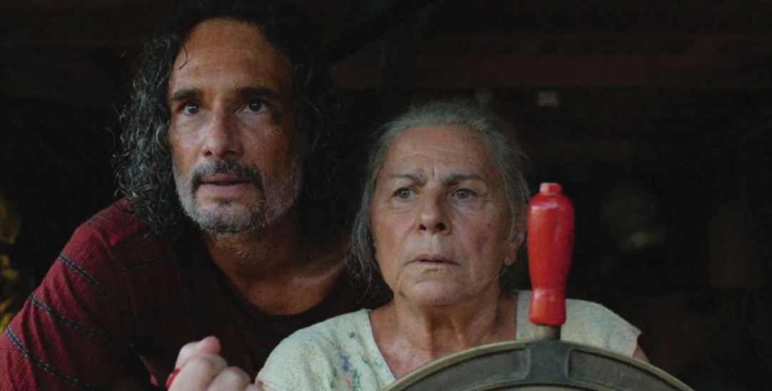 Auf dem Amazonas: Die 77-jährige Tereza (Denise Weinberg) entkommt der Altenabschiebung und flieht mithilfe des Kapitäns Cadu (Rodrigo Santoro). Der Kinofilm »Das tiefste Blau« von Gabriel Mascaro erzählt bezaubernd von der Selbstermächtigung der Heldin.(Foto: ©Guillermo Garza/Desvia  via filmstarts.de)